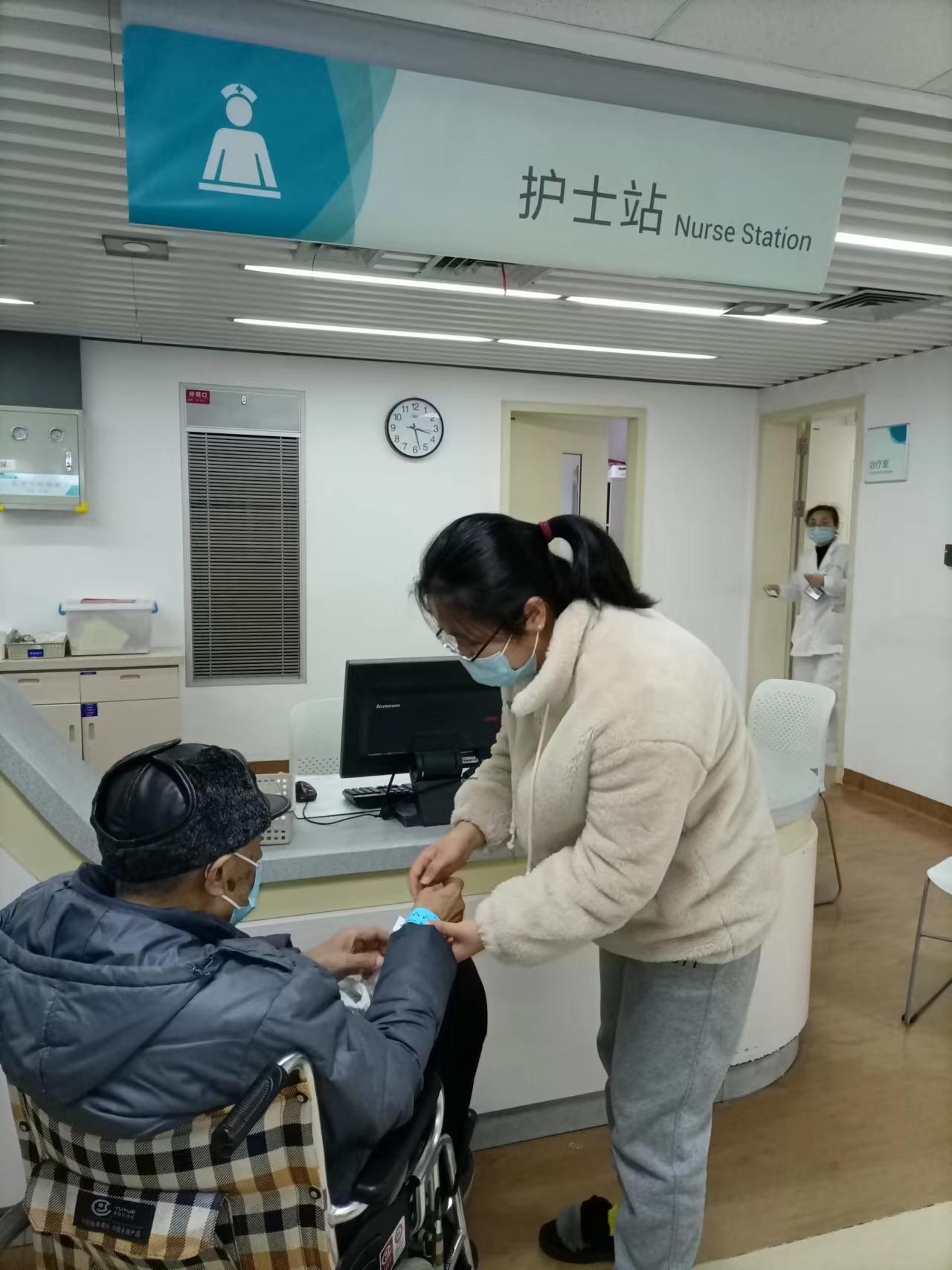 九游会j9官网85岁白叟倒地 社区温情互助全程送医陪护(图2)