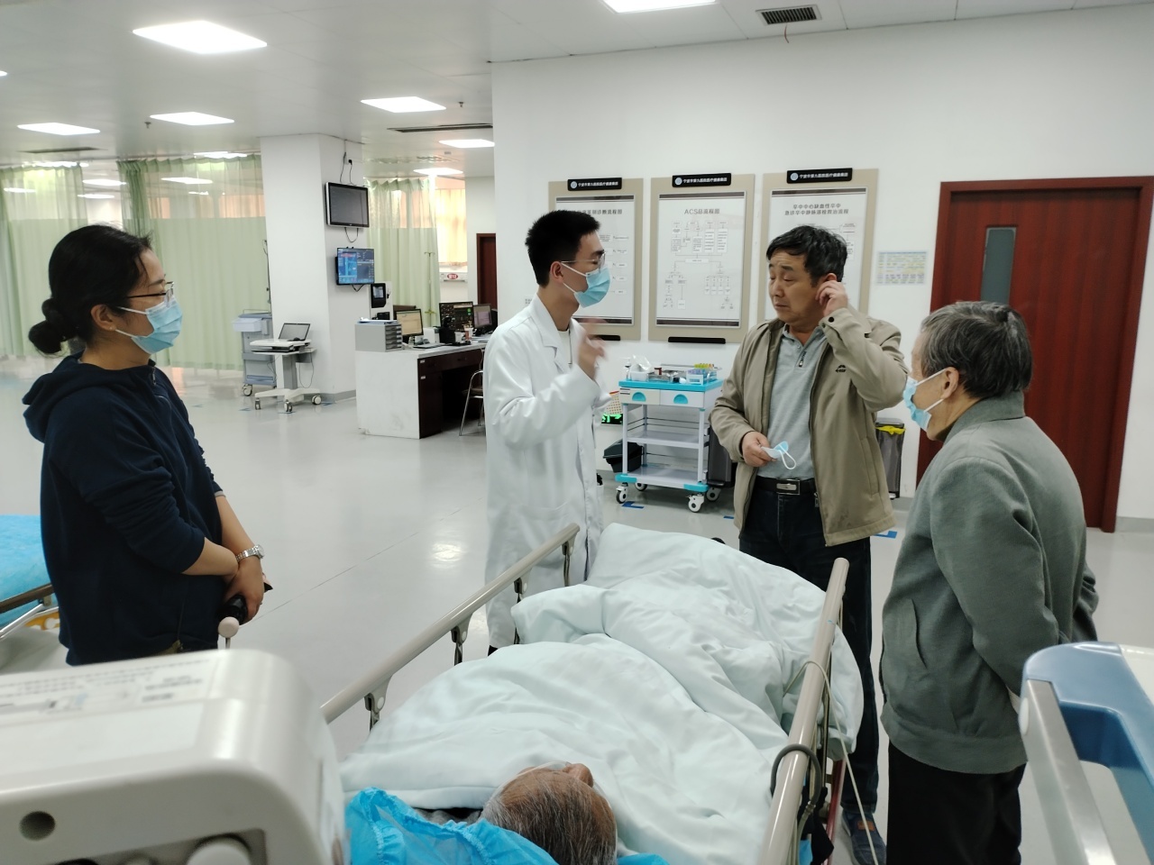 九游会j9官网85岁白叟倒地 社区温情互助全程送医陪护(图1)