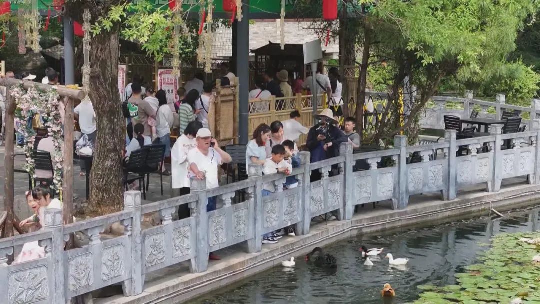 j9九游会官方网站当烧毁矿坑赶上康养经济 小镇炼成文旅爆款(图7)