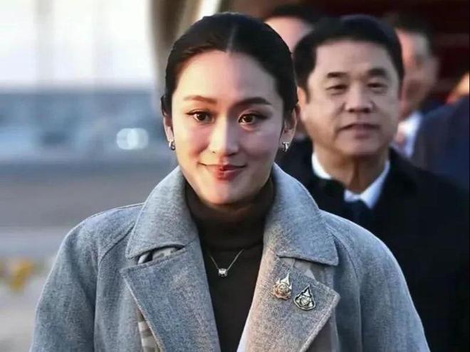 九游会j9官网佩通坦来了严月霞全程陪护眼神尖锐因护叙利亚第一夫人出圈(图2)