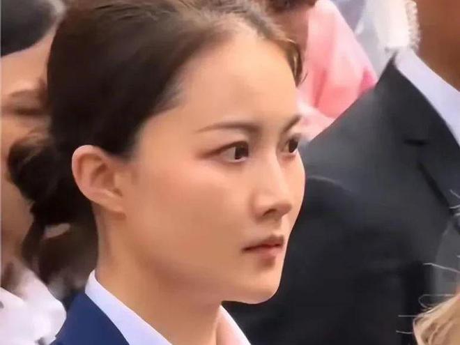 九游会j9官网佩通坦来了严月霞全程陪护眼神尖锐因护叙利亚第一夫人出圈(图8)