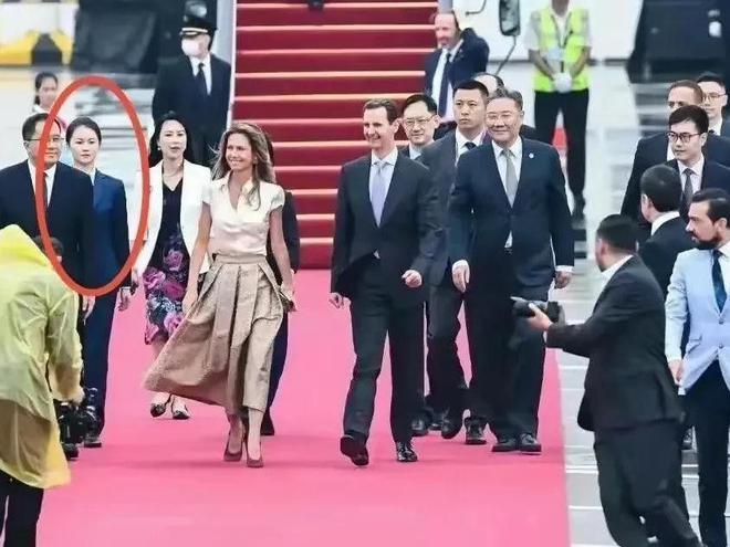 九游会j9官网佩通坦来了严月霞全程陪护眼神尖锐因护叙利亚第一夫人出圈(图10)