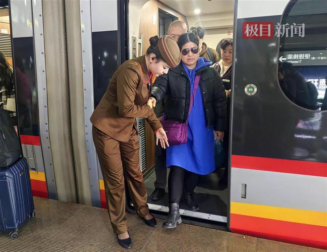 九游会J9官方网站视障伉俪乘高铁出门省亲列车员全程重点陪护(图2)