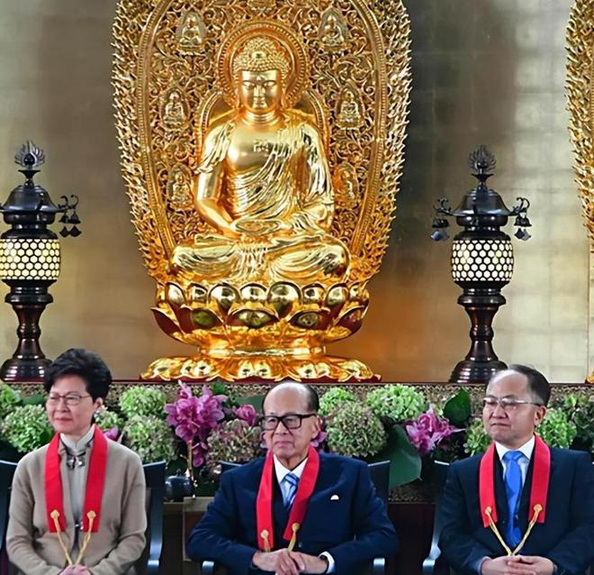 九游会真人游戏第一品李嘉诚骑电三轮旅游灵隐寺女保镳全程贴身陪护95岁超重视摄生(图2)