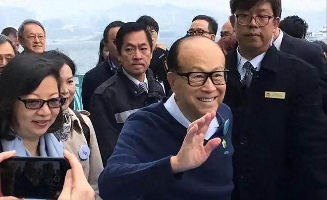 九游会真人游戏第一品李嘉诚骑电三轮旅游灵