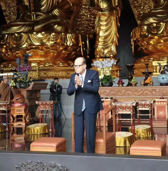 九游会真人游戏第一品李嘉诚骑电三轮旅游灵隐寺女保镳全程贴身陪护95岁超重视摄生(图4)