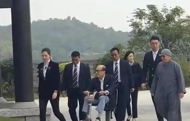 九游会真人游戏第一品李嘉诚骑电三轮旅游灵隐寺女保镳全程贴身陪护95岁超重视摄生(图3)