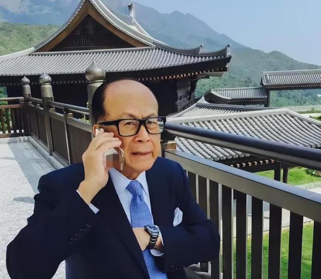 九游会真人游戏第一品李嘉诚骑电三轮旅游灵隐寺女保镳全程贴身陪护95岁超重视摄生(图7)