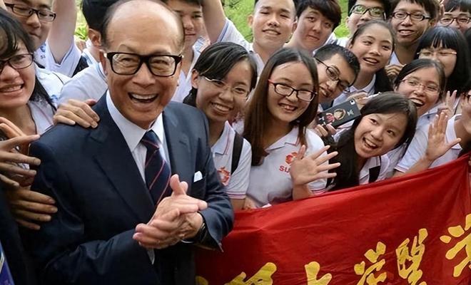 九游会真人游戏第一品李嘉诚骑电三轮旅游灵隐寺女保镳全程贴身陪护95岁超重视摄生(图8)