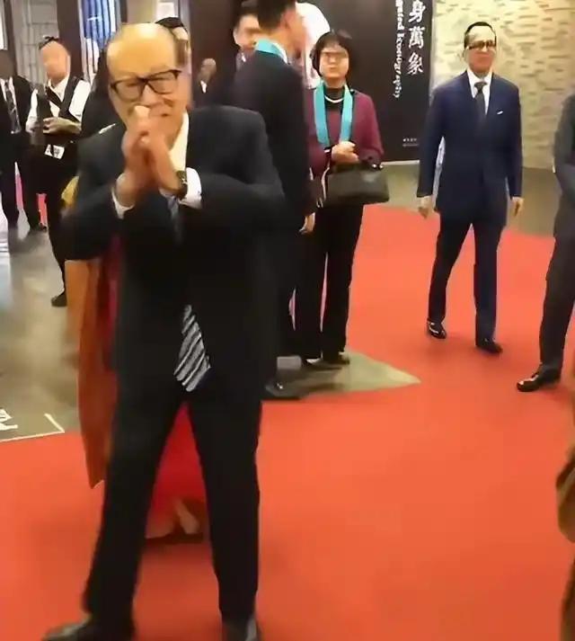 九游会真人游戏第一品李嘉诚骑电三轮旅游灵隐寺女保镳全程贴身陪护95岁超重视摄生(图9)